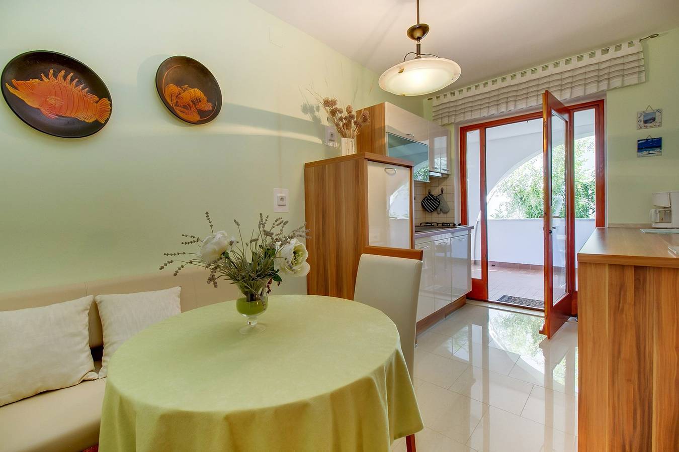 Ganze Wohnung, Das Apartment Bianca 1 befindet sich in einem ruhigen Teil von Mali Lošinj, Zagazine. Diese komplett eingerichtete Wohnung im ersten Stock ist für 4 Personen geeignet, private Parkplätze sind vorhanden. in Mali Lošinj, Lošinj