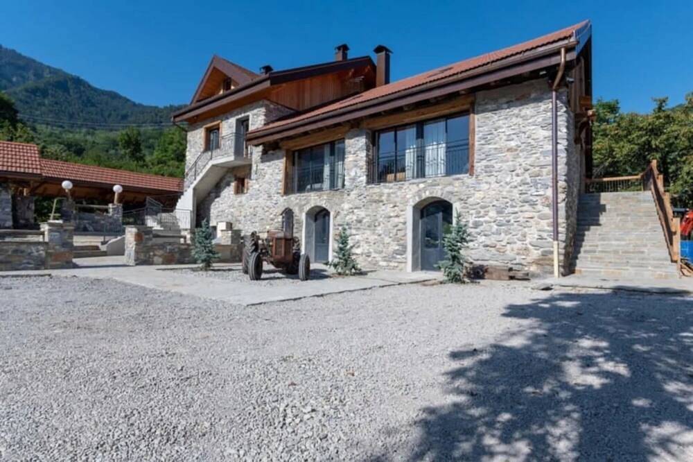 Chalet 'La Sentinelle' with Mountain View, Private Terrace and Wi-Fi in Aigueblanche, Savoie