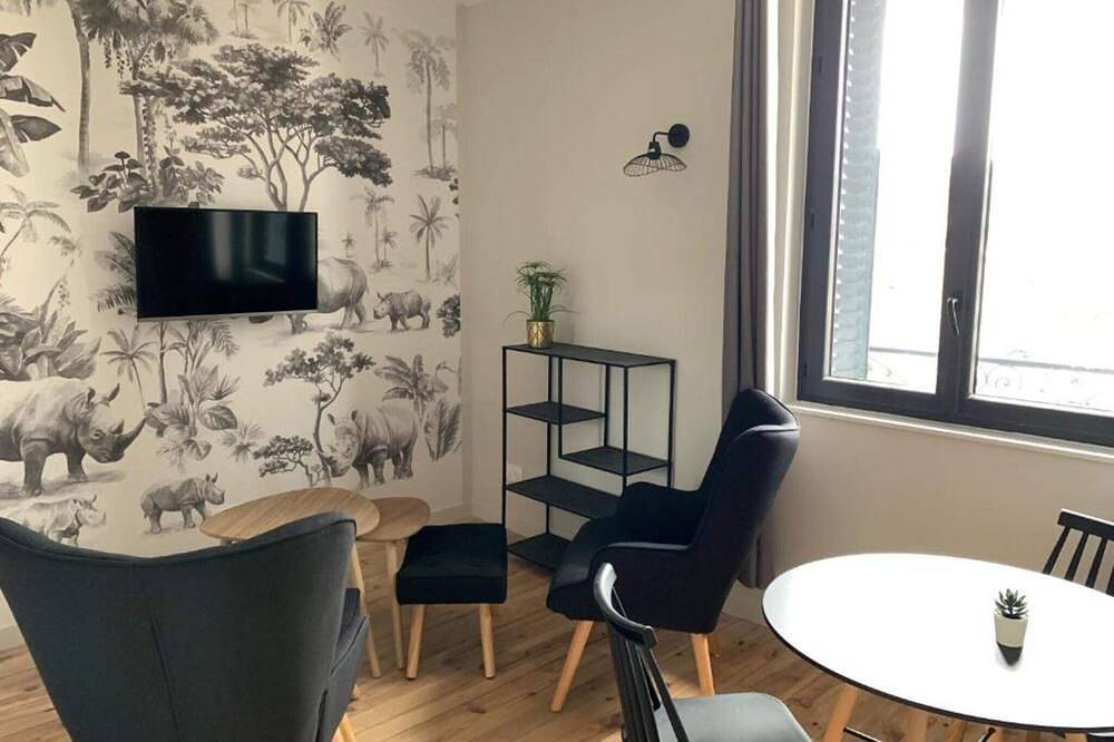 Entire apartment, 2-person air-conditioned 1-bedroom apartment near Aïga Resort Puy de Mercoeur 202 in Châtel-Guyon, Riom region