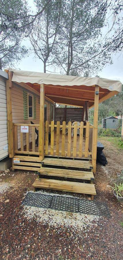 Camping pour 5 personnes, avec Jacuzzi et Terrasse ainsi que Jardin et Bassin pour enfant
