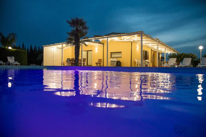 Casa vacanza per 16 persone, con Balcone/Terrazza e Terrazza nonché Idromassaggio e Panorama a Melissano