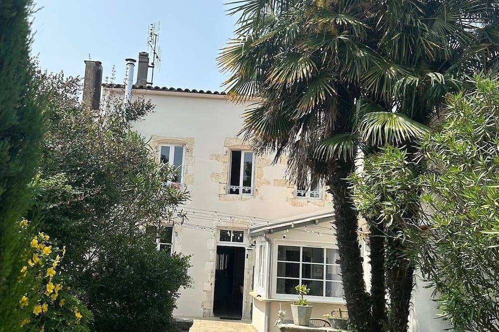 Family villa near the ocean, sleeps 10, pets welcome! in Marennes, Côte de Beauté