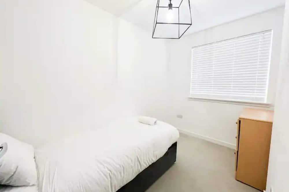 Superb 3 Bed Home away from Home, 5 minutes  from Glasgow Fort retail park in Glasgow, Greater Glasgow and Clyde Valley