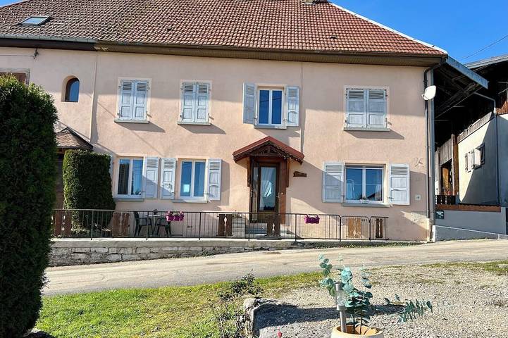 Gîte pour 7 personnes, avec terrasse et jardin dans La Planée