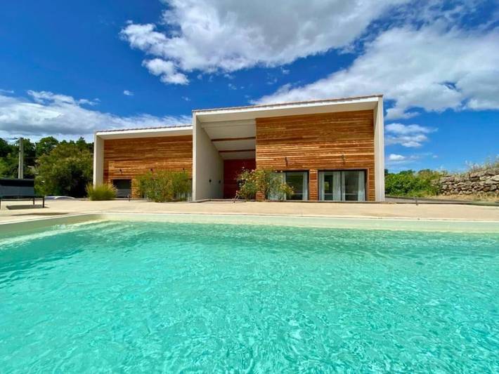 Location de vacances pour 6 personnes, avec Terrasse et Jardin ainsi que Piscine et Vue à Embres-et-Castelmaure