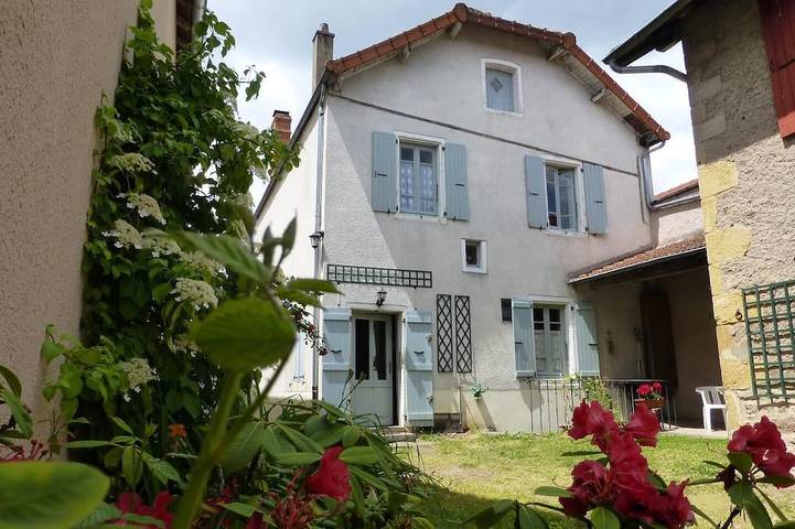 Location de vacances pour 6 personnes, avec jardin et terrasse, animaux acceptés à Chassigny-sous-Dun