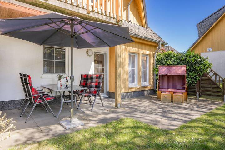 Ganze Wohnung, Gemütliche Ferienwohnung in Koserow mit Terrasse, nur 250 m vom Strand entfernt in Koserow, Bernsteinbäder