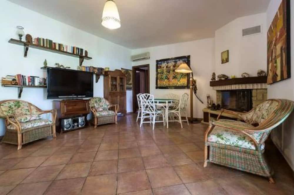 **** Rumah Saya ****  Balinese house by the sea in Campofelice di Roccella, Provincia di Palermo