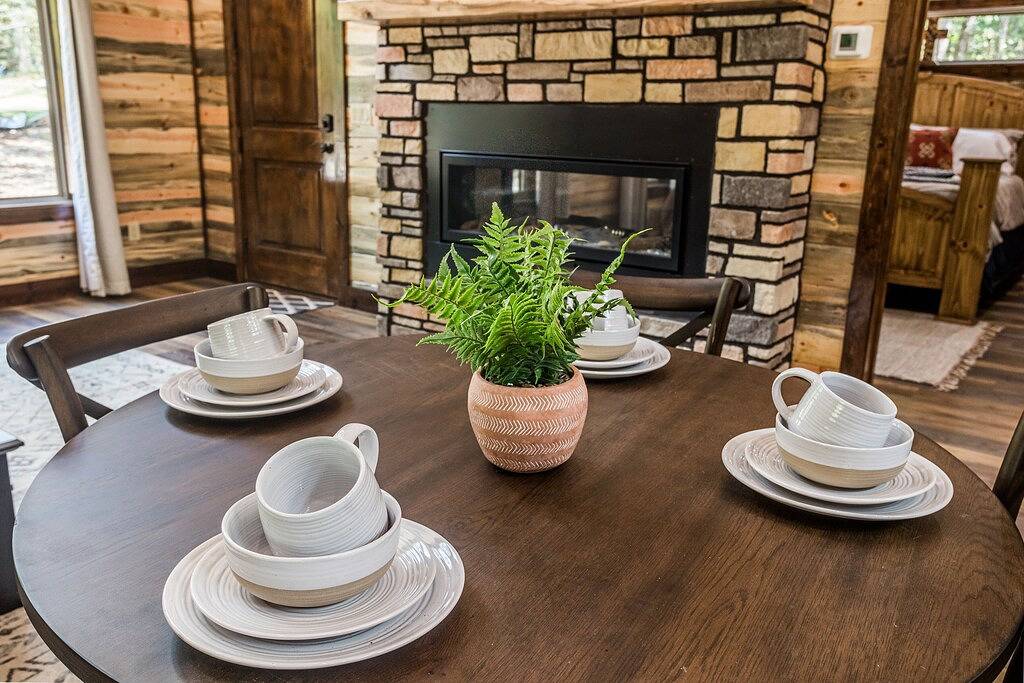 Calvert's Copper Cabin, Cozy cabin! Hot tub, Free Firewood, Fireplace! in Broken Bow, Broken Bow Lake