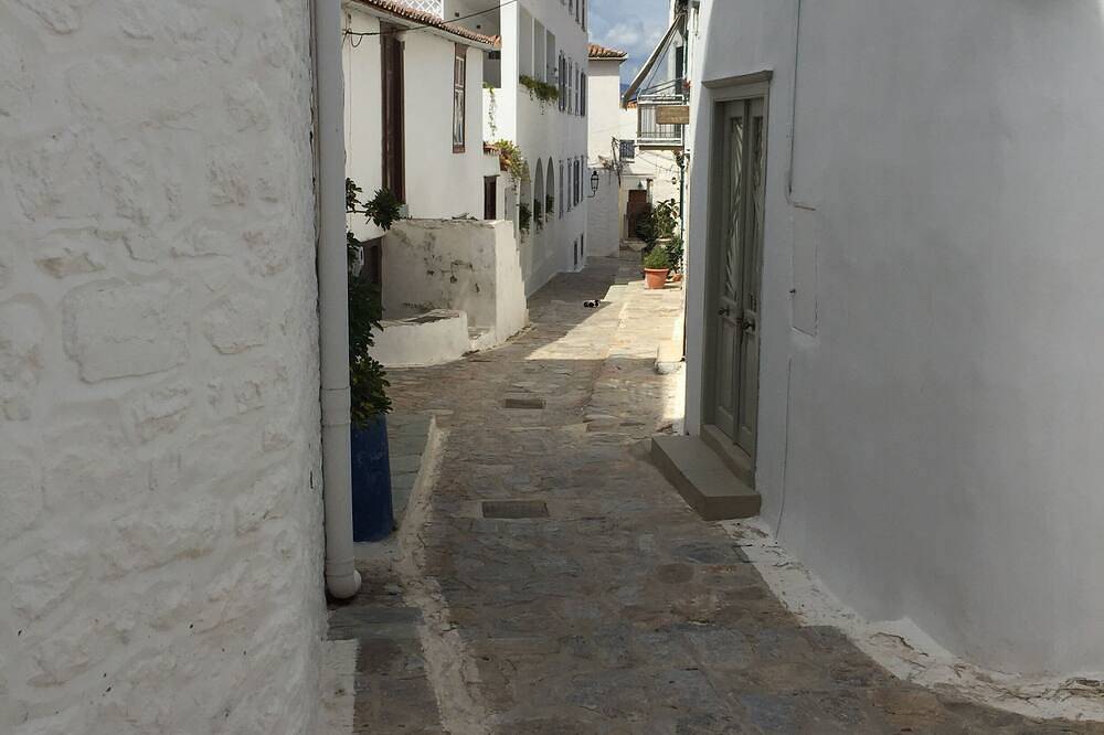 A spaceful house and very close to the port in Hydra