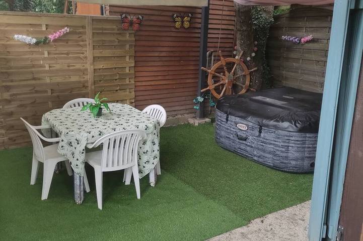 Location de vacances pour 4 personnes, avec Jacuzzi ainsi que Terrasse et Jardin dans Fresnes-Tilloloy