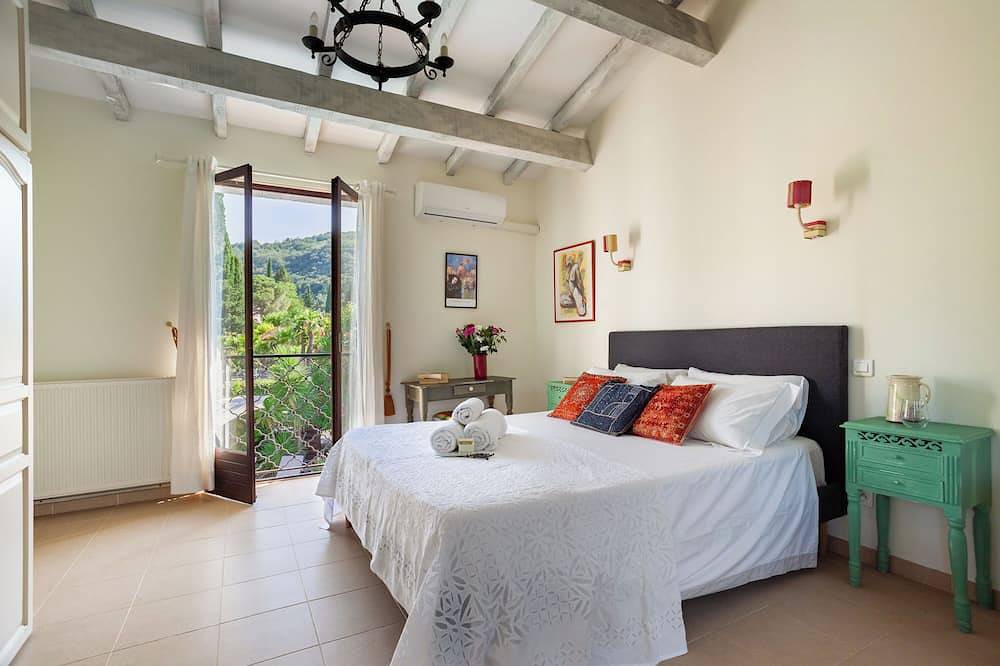 Private sunny villa with large heated pool, air-conditioning and river access. in Céret, Céret region