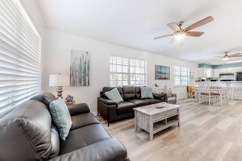 Cozy beach getaway with free Wifi, shared pool, and full kitchen - walk to surf in South Padre Island, Laguna Madre