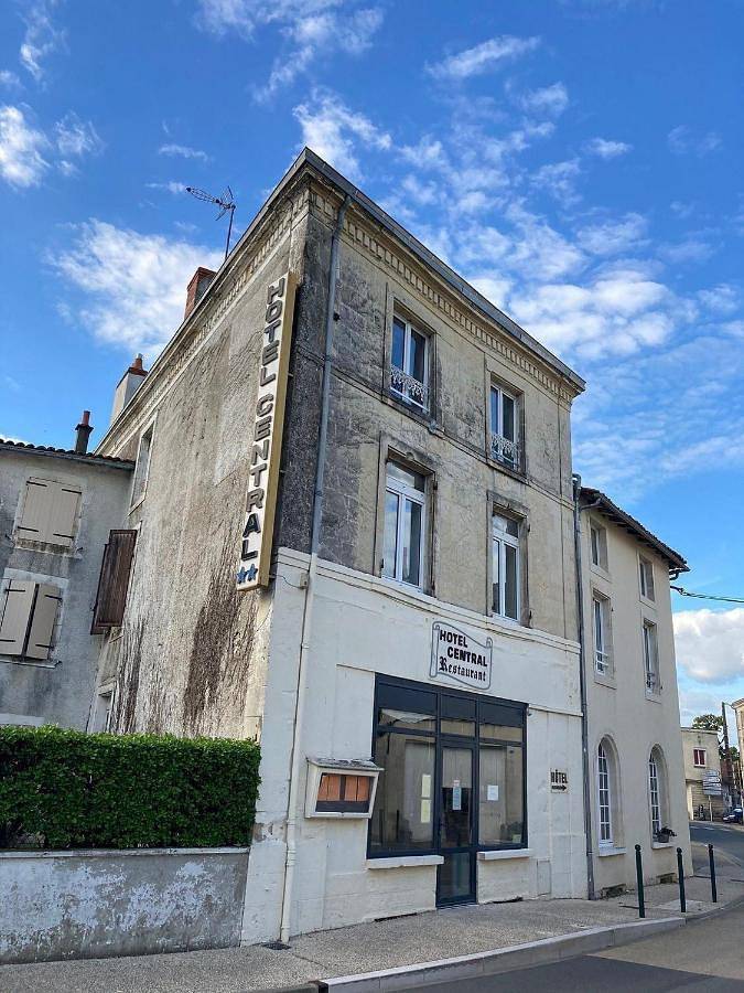 Hotel Central in Chaunay, Vienne (France)