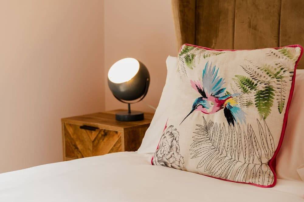 Well Located 2 Bed Cottage with Lovely River Views in Chester, Cheshire West and Chester