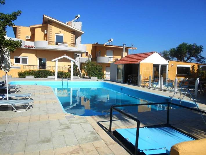 Appart’hôtel pour 4 personnes, avec piscine et bassin pour enfant ainsi que vue et jardin