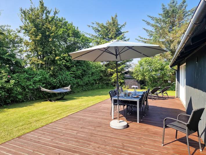 Family-friendly holiday home with large wilderness bath, close to the water. in Kærgården, Limfjord in Nordjütland