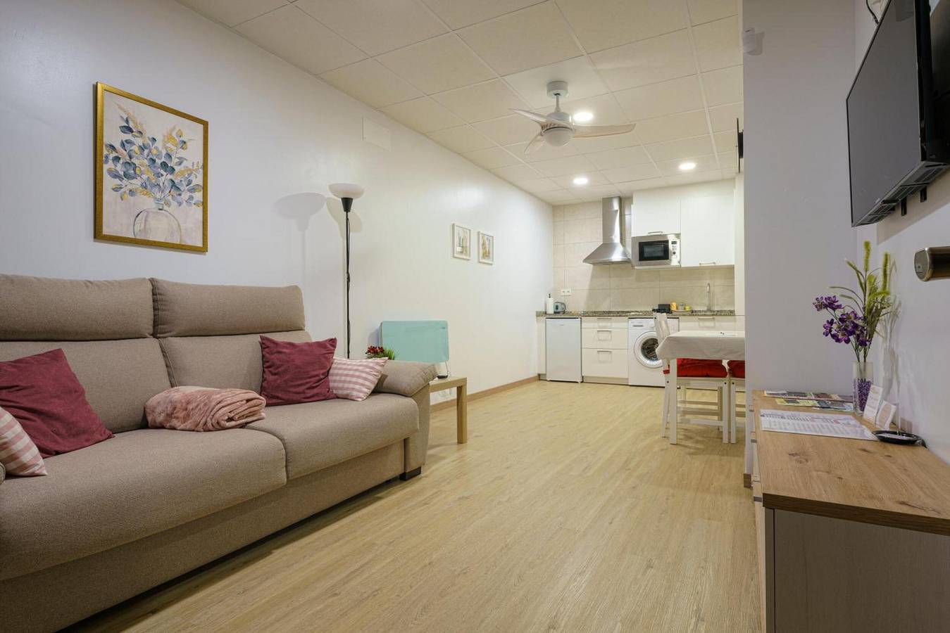 Apartamento entero, Sophie Apartamentos 'Mediano' con terraza privada y Wi-Fi in Burela, Costa de Galicia