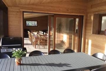 Gîte pour 14 personnes, avec jardin et terrasse à La Cluse-et-Mijoux