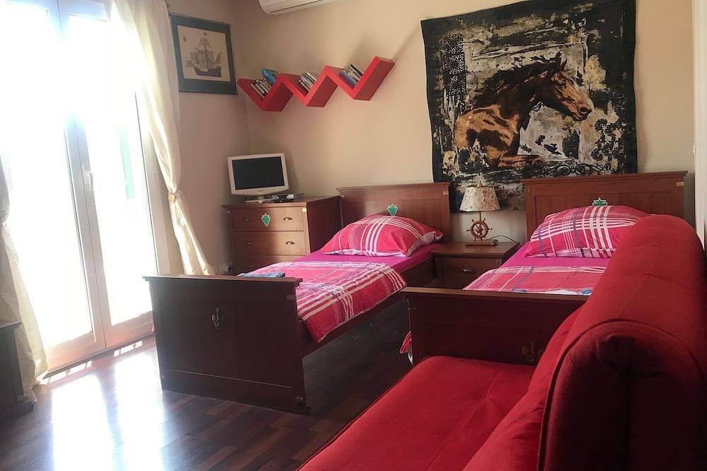Romantische Villa Lenivada mit Aussicht ,  Swimmingpool und Aussenwhirlpol in Dolceacqua, Ligurische Alpen