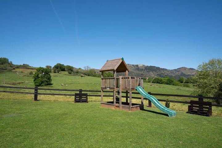 Apartamento de vacaciones para 6 personas, con vistas además de jardín y terraza en Comarca de Santander - 3