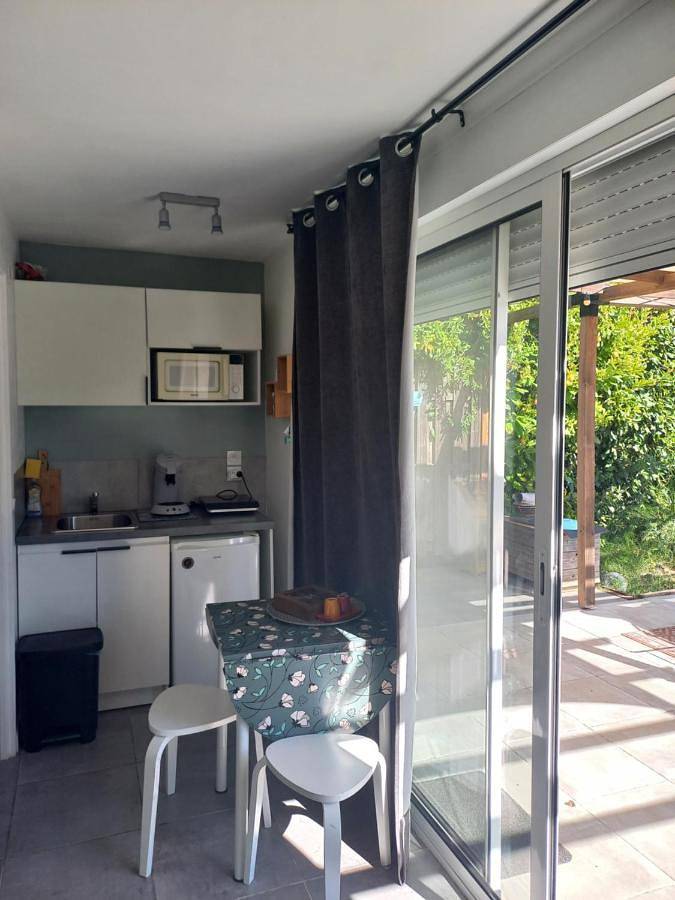 Gîte pour 2 personnes, avec vue ainsi que piscine et jardin, animaux acceptés à Aramon - 4
