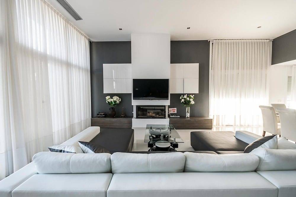 Luxury Villa 100 Meters From The Beach Castelldefels-Sitges Swimming Pool in Platja de Castelldefels (Gavà), Sitges