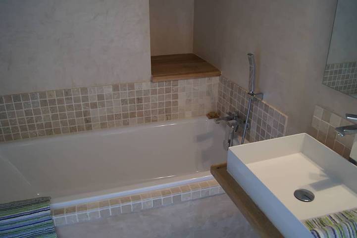 Gîte-Familie-Ensuite mit Bad-Blick auf den Hof-Gîte in Villeneuve-lès-Avignon, Nimes und Umgebung