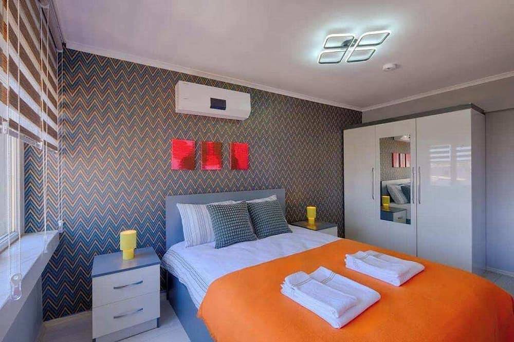 Entire apartment, Bright Yellow Flat Near Beach Old Town Free Wifi in Antalya, Antalya Province