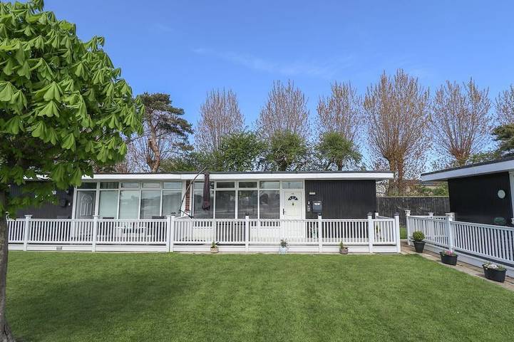 Chalet for 6 people, with garden in Chapel St. Leonards