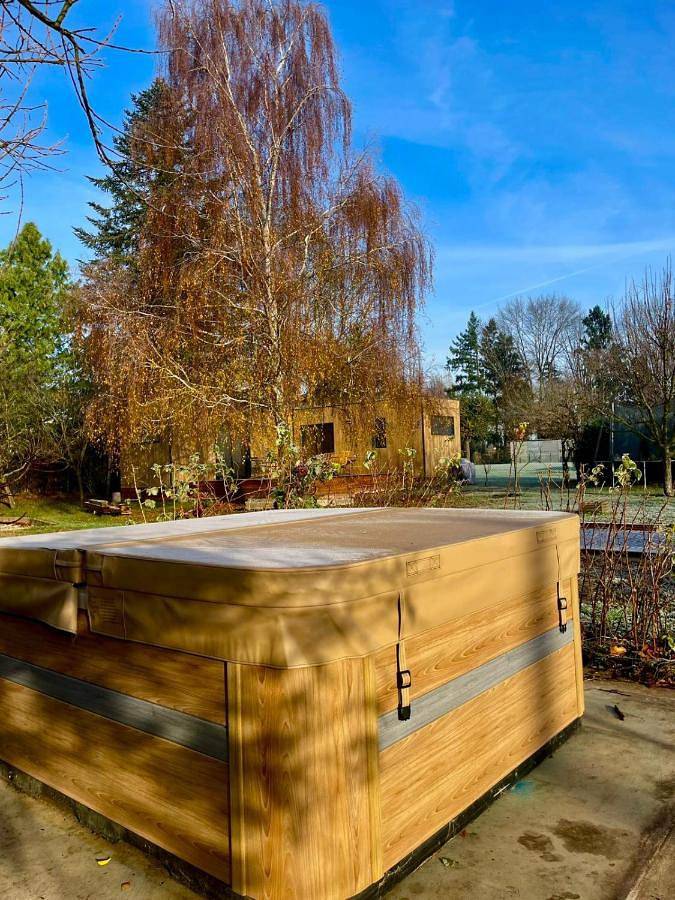 Location de vacances pour 6 personnes, avec jardin et terrasse ainsi que piscine et jacuzzi dans Saint-Trivier-sur-Moignans