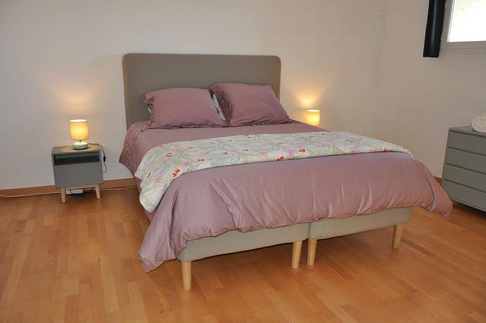 Holiday home in Lagnes, Luberon, pool table and swimming pool, panoramic view, pets allowed (1). in Lagnes, Parc naturel régional du Luberon