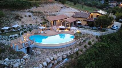 Cottage pour 2 personnes, avec jardin et piscine, animaux acceptés à Spoleto