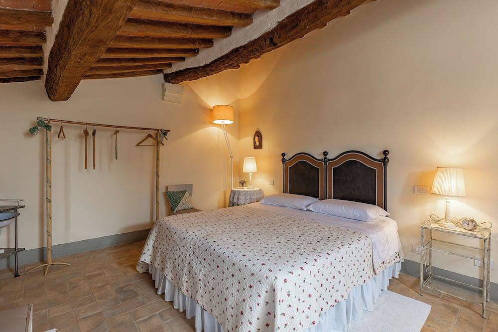 Traditional Tuscan farmhouse with breathtaking views 19 Minutes from Montalcino in San Giovanni d'Asso, Montalcino