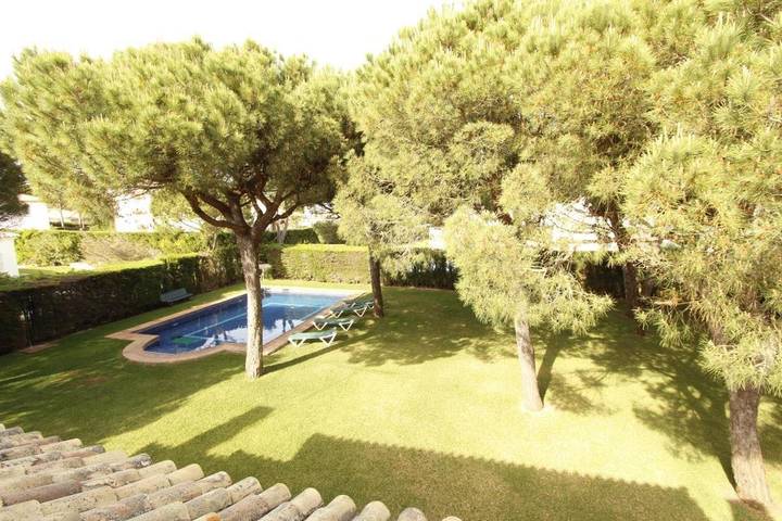 Villa pour 8 personnes, avec piscine ainsi que vue et jardin à Roche - 4