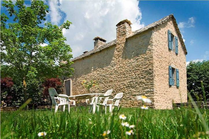 Gîte pour 7 personnes, avec jardin, animaux acceptés à Saint-Georges-de-Lévéjac