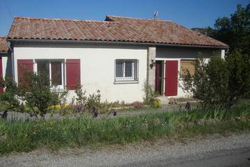 Gîte pour 6 personnes, avec balcon et jardin à Uzer