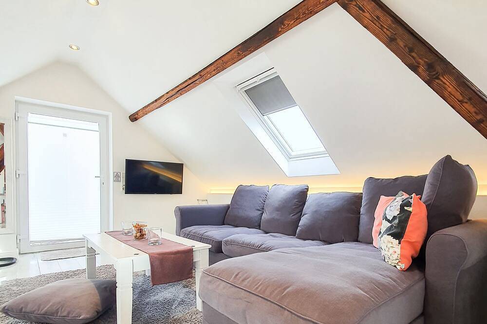 Ganze Wohnung, Friendly Home - \"Helles Dachstudio\" - Köln - Messe - Bonn - Phantasialand in Bornheim/Brenig, Bornheim
