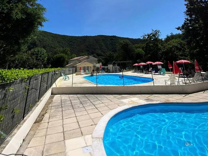 Camping für 4 Personen, mit Pool und Terrasse sowie Ausblick, mit Haustier in den Cevennen - 2