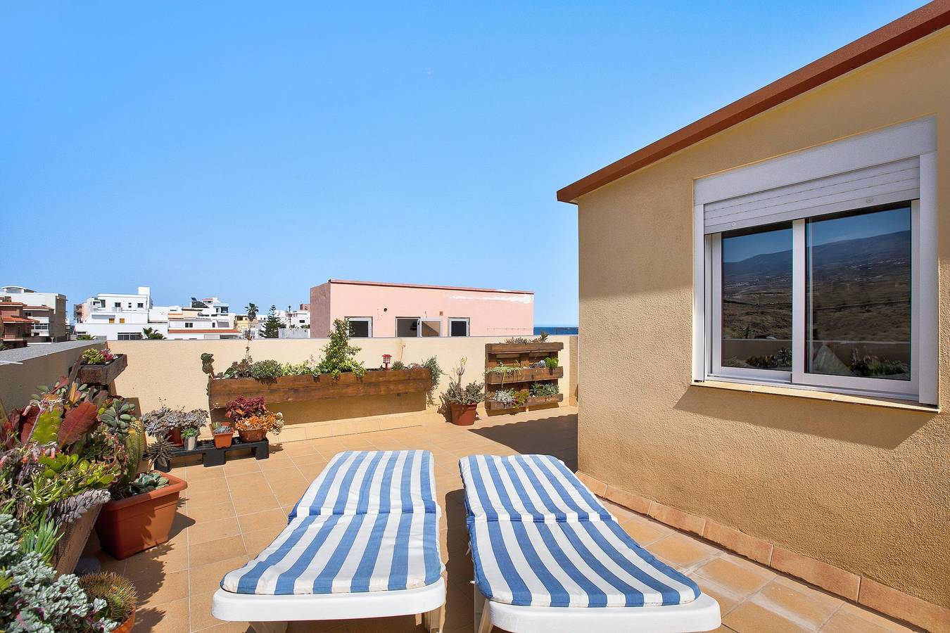 Apartamento entero, Apartamento de vacaciones 'Estudio Calima' con vistas al mar, terraza privada y Wi-Fi in Arico, Tenerife Sur