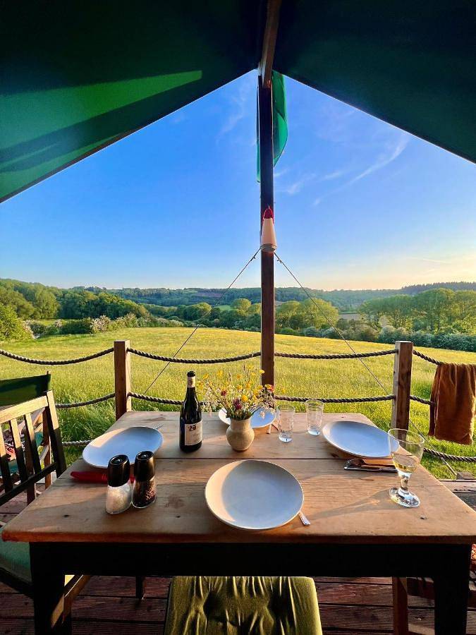 Glamping for 4 people, with balcony and hot tub as well as garden in Malvern Hills