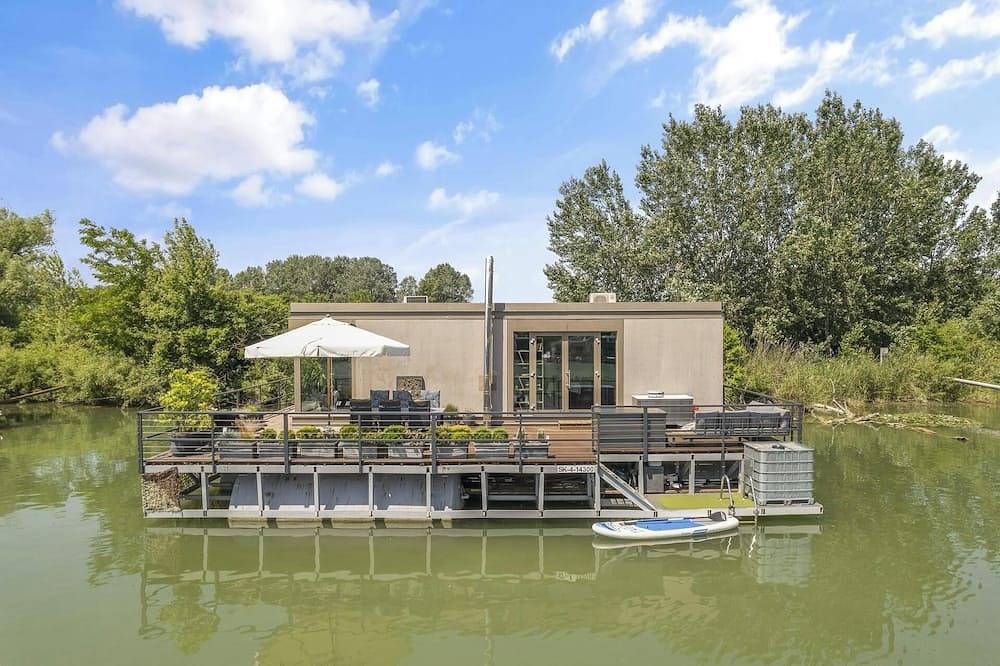 Floating Home on the Water, big Terrace, Bbq & Lake Views, 15 min. from centre in Jarovce, Bratislava