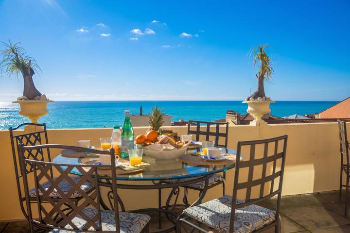 Apartamento para 4 personas, con Vistas al mar además de Terraza y Piscina para niños en Menton