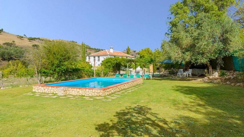 Casa para 14 personas, con terraza además de jardín y piscina en Grazalema