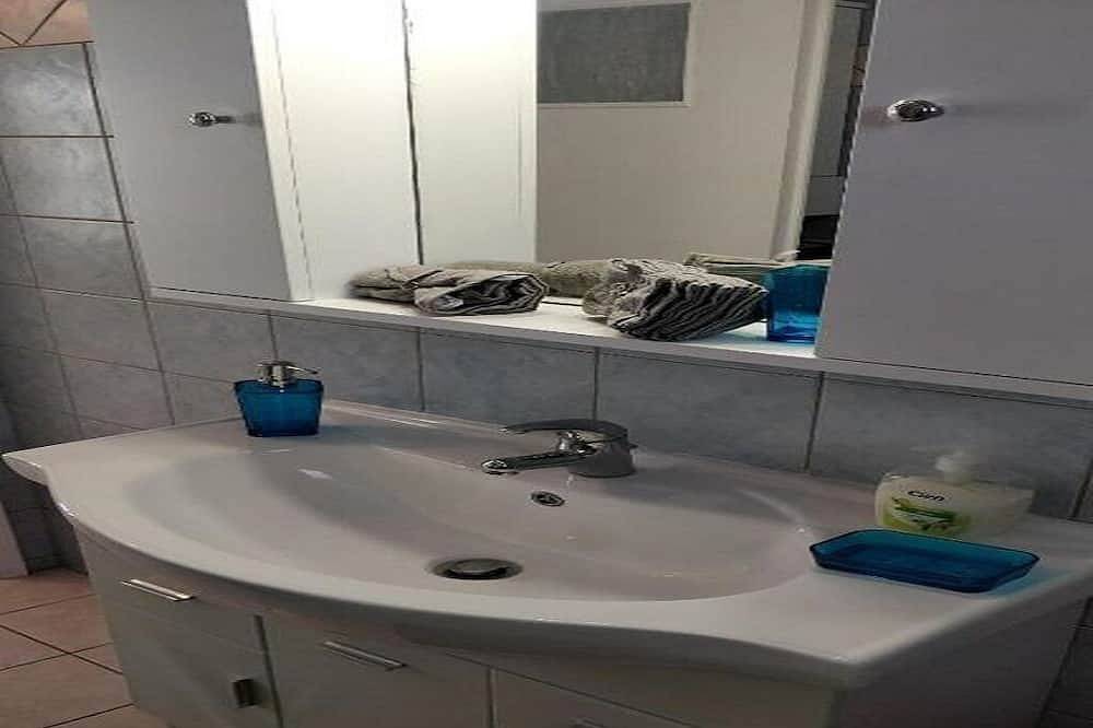 Ganze Wohnung, Eclectic Apartment with Stunning Seaview in Porto Rafti, Markopoulo-Mesogaia