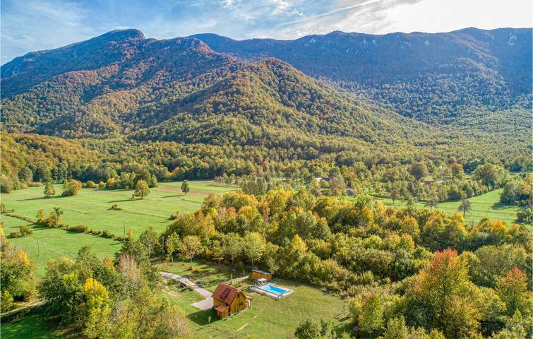 Charmante 2-Zimmer-Wohnung mit Pool und Terrasse, 2,5 km vom Fluss Rakovac entfernt in Gospitsch, Naturpark Velebit