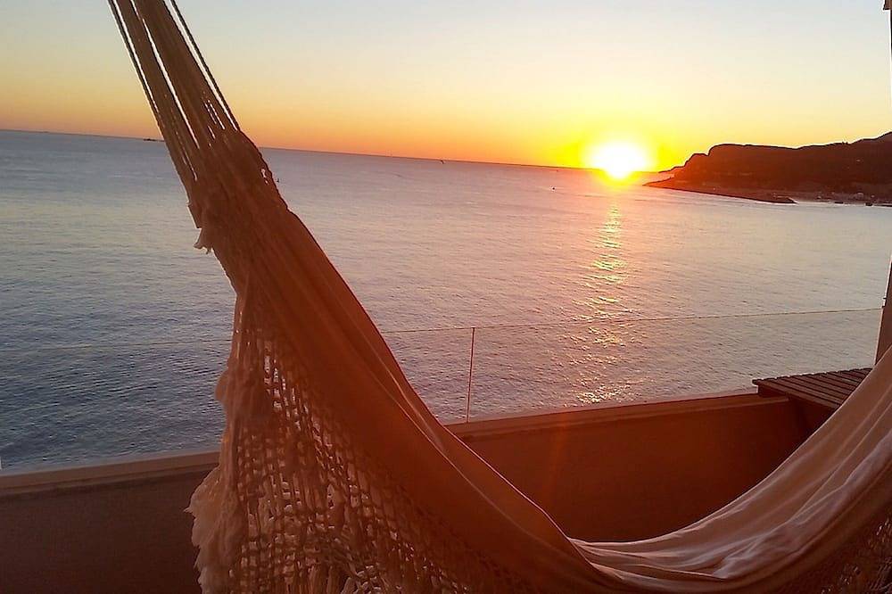 Apartamento inteiro, Lingon Gold Apartment, Ac, Wifi, Balcony in Praia da Califórnia, Sesimbra