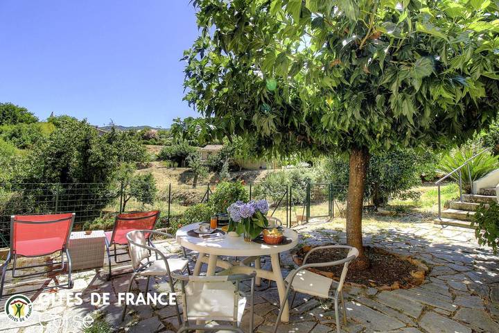 Gîte pour 3 personnes, avec Terrasse ainsi que Jardin et Vue à Petreto-Bicchisano