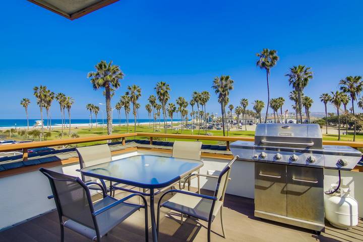 Apartment for 8 people, with balcony in California
