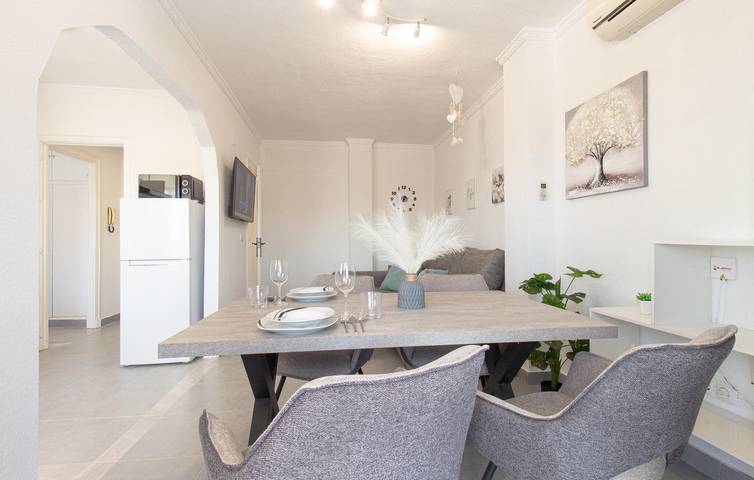 Apartamento vacacional entero, Acogedor apartamento junto a la playa con aire acondicionado, ascensor, terraza e Internet in Torrevieja Centro, Torrevieja